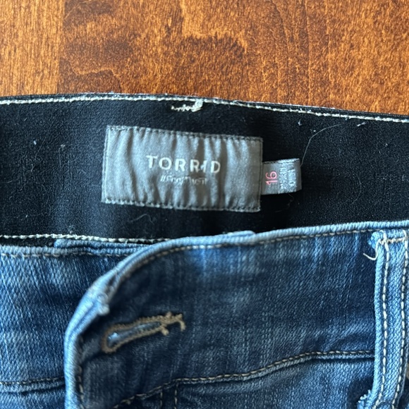 Torrid Distressed Jean Short Size 16 - Picture 3 of 4